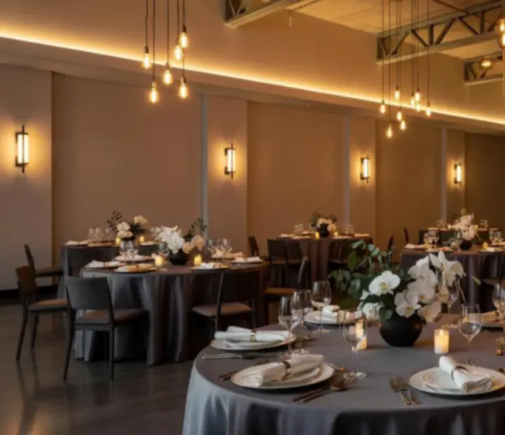Elegancka, industrialna przestrzeń eventowa przygotowana na wieczorne wydarzenie korporacyjne.